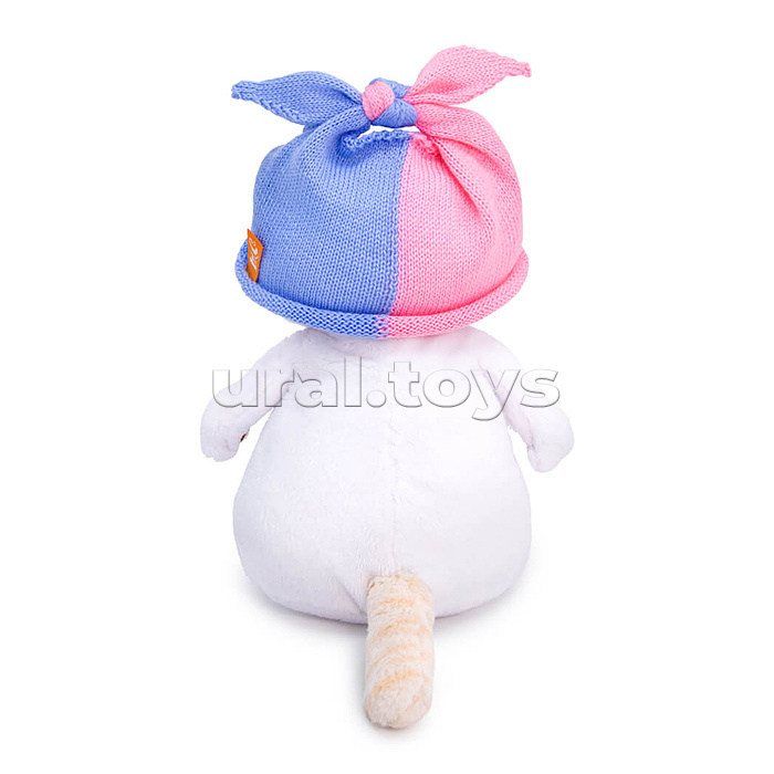 Кошка Ли-Ли в двухцветной шапке